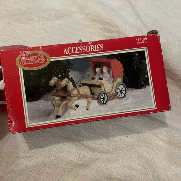 Dicken’s Collectibles Christmas Village pieces - Picture 10 of 11
